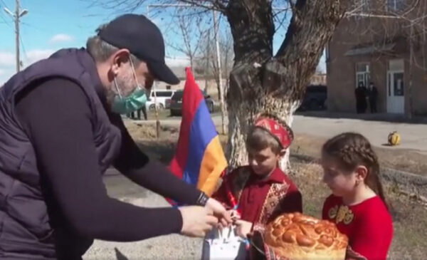 Никол Пашинян заявил, что в ближайшие дни подаст в отставку