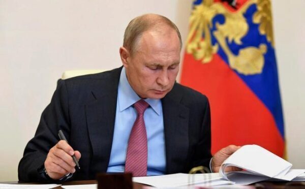 Путин подписал указ o награждении государственными наградами девяти свердловчан