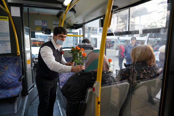 В автобусах Сочи 8 марта женщины ездят бесплатно и получают подарки