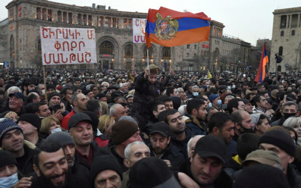 В Ереване прошли митинги сторонников и противников Пашиняна