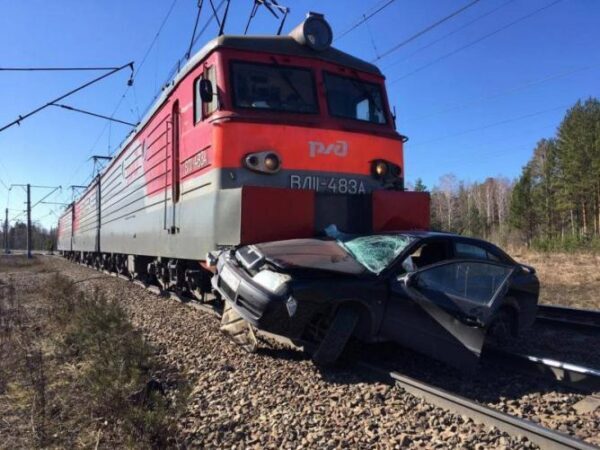На Урале поезд протаранил легковой авто, три человека пострадали