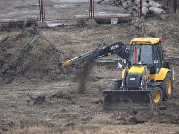 Несмотря на запрет строительства, на Охтинском мысе опять работают тракторы