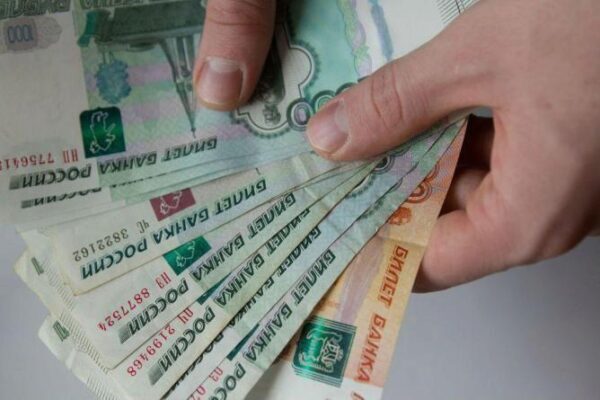 Средняя зарплата в Свердловской области за год выросла на 6%