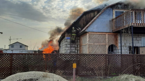 В Грязях сгорел дом, распространения на соседние — удалось избежать