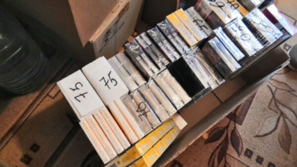 355 пачек немаркированных сигарет изъяли в киске на улице Филипченко в Липецке