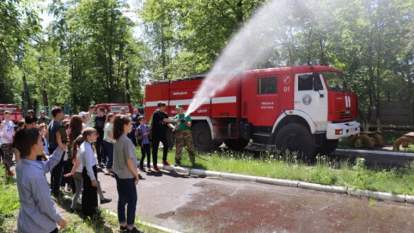 Липецким школьникам показали работу пожарной машины