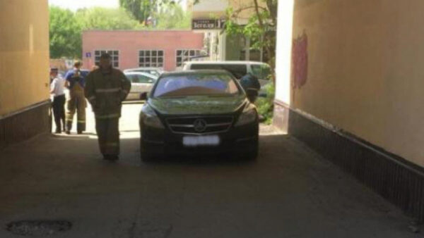 Липецкого водителя «Мерседеса» оштрафуют за парковку в арке дома
