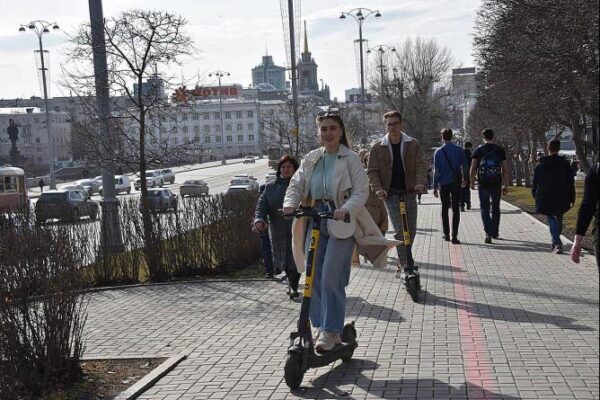 Скорость движения на электросамокатах в Екатеринбурге ограничили до 15 км/ч