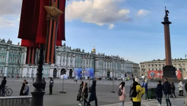 В Петербурге полицейские пытались разогнать группу людей, исполнявших военные песни