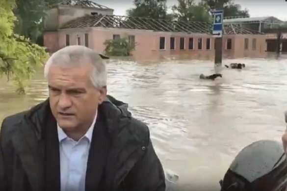 Керчь затопило: сильнейшие ливни обрушились на Крым (ВИДЕО)