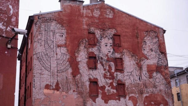 Коммунальщики закрасили граффити «Женская власть» в Петербурге