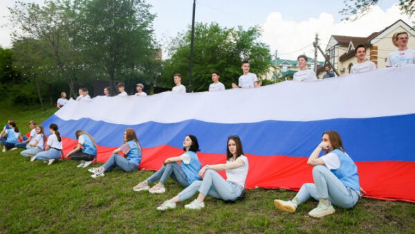 На Липецком Городище развернули 30-метровый российский флаг