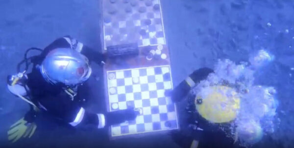 Пожарные из Нижнего Тагила сыграли в шашки… под водой (видео)