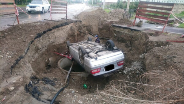 В Абакане пьяный водитель на «Тойоте» свалился в траншею