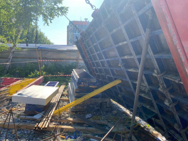 В Новосибирске при падении бетонной плиты на людей погиб строитель