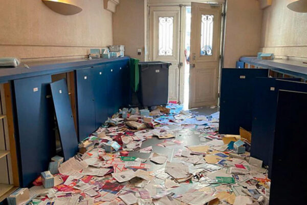 В Париже мусорщики устроили погром в мэрии