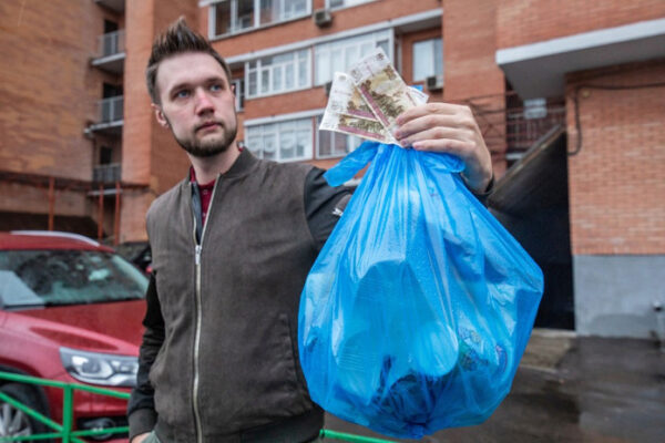 Деньги из мусора: В Москве появились курьеры, которые зарабатывают на ваших отходах