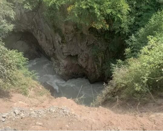 Экскаватор с водителем сорвался в каньон в Северной Осетии