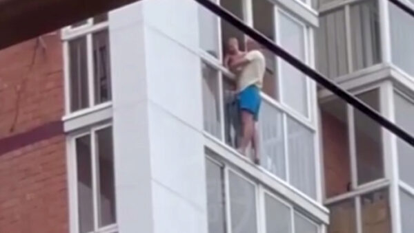 В Иркутске мужчина вышел на карниз 13-го этажа с ребёнком на руках