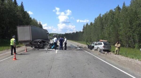 В лобовом столкновении на Урале девушку выбросило из салона автомобиля