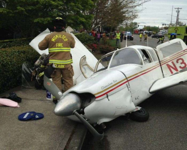 В США самолёт рухнул на дорогу сразу после взлёта (видео)