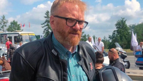 Виталий Милонов предложил штрафовать недостаточно одетых петербуржцев