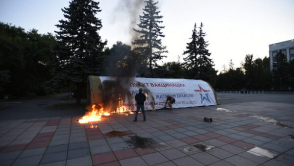 Житель Абакана поджёг палатку военного ковидного госпиталя перед зданием правительства Хакасии