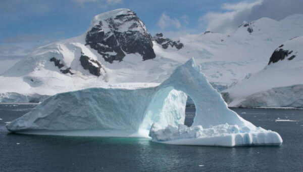 Аномальный источник тепла обнаружен под тающим ледником Антарктиды