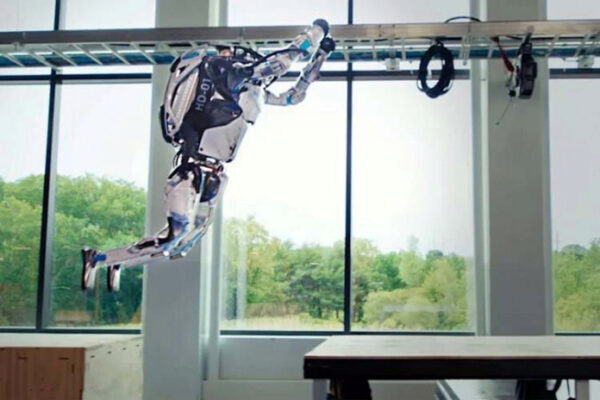 Boston Dynamics показала, как двуногие роботы Atlas занимаются паркуром (видео)
