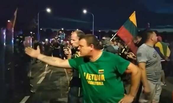 «Это другое!»: Захарова о жёстком разгоне демонстрации в столице Литвы и лицемерной реакции властей