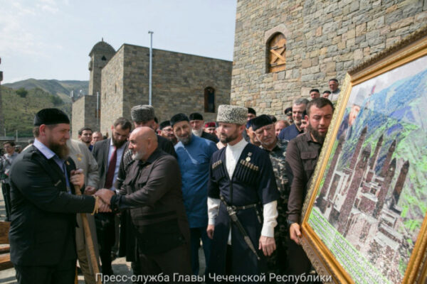 Кадырову на открытии отремонтированного древнего комплекса подарили Коран