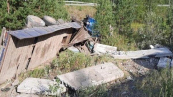 На Урале водитель большегруза погиб, вылетев через лобовое стекло