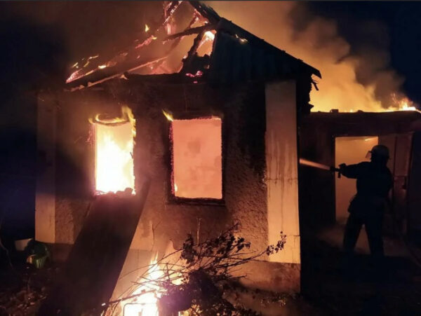 Найден поджигатель 100-летнего дома на Российской: бездомный убил в огне своего врага