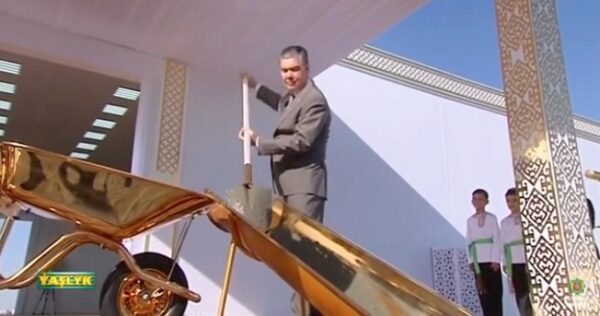 Президент Туркменистана заложил золотую капсулу золотой лопатой (видео)