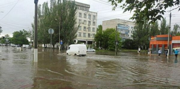 Принесенная мезоциклоном "Зарема" вода не уходит с улиц Керчи