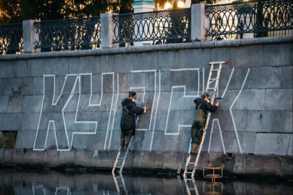 В Екатеринбурге, в годовщину крушения «Курска», обновили памятный арт-объект о подлодке