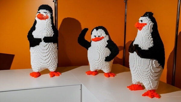 В Липецк привезли 25 тысяч деталей Железного Человека и пингвинов из Мадагаскара