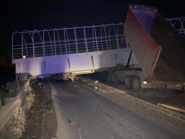 Два водителя погибли при обрушении надземного перехода на трассе Пермь - Екатеринбург