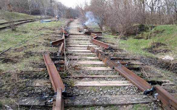 На Украине под железнодорожными путями провалилась земля (ФОТО)