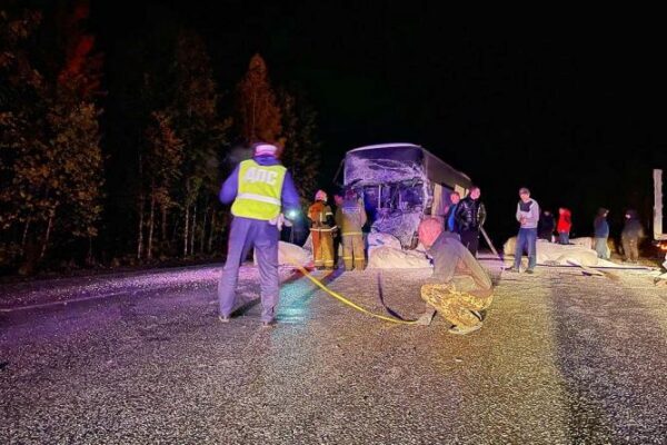 На Урале автобус с вахтовиками врезался в грузовик. Пострадали пять человек