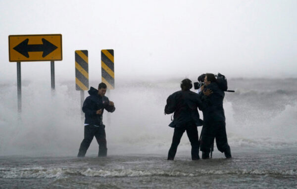 Не менее восьми человек погибли из-за урагана «Ида» в США (видео)