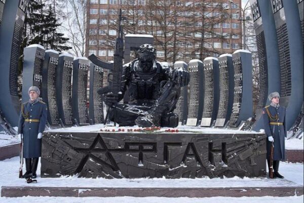 Создатель мемориала «Черный тюльпан» стал Почетным гражданином Свердловской области