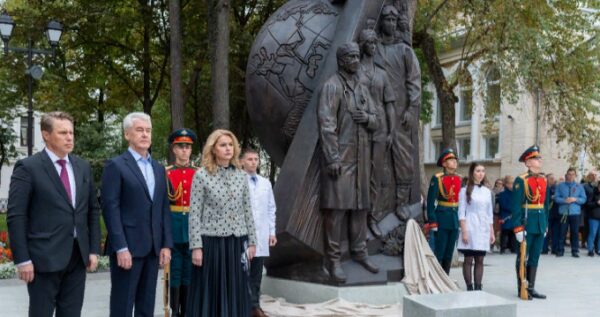 В Москве открыт памятник медработникам, ведущим борьбу с пандемией коронавируса