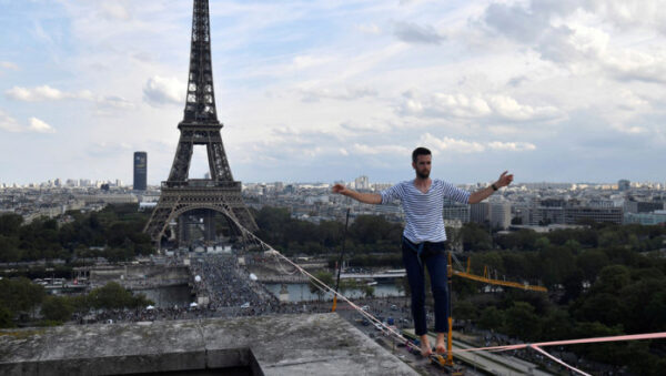 В Париже канатоходец прошёл по тросу 670 метров от Эйфелевой башни (видео)