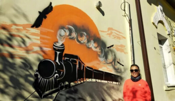 Бывшее здание железнодорожного вокзала в Ставрополе украсили граффити