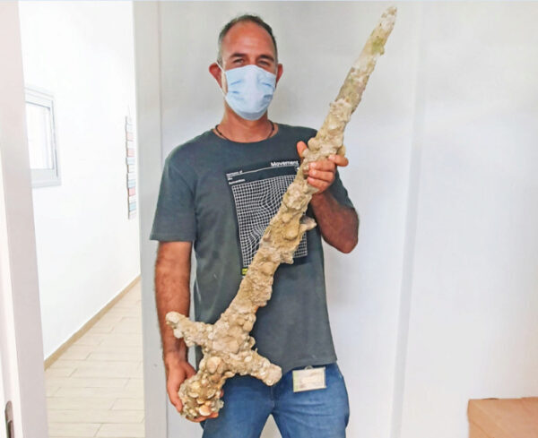 Дайвер из Израиля обнаружил 900-летний меч крестоносца