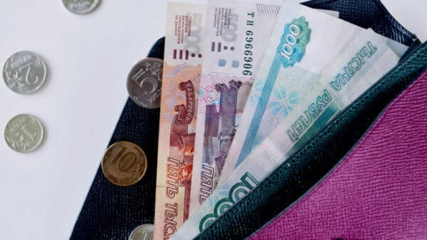 Елецкая пенсионерка вернула 3 тысячи рублей забывшему их в банкомате мужчине