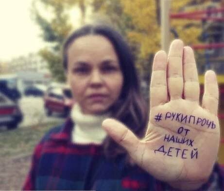 "Это не революция, но матери не отдадут своих детей". Протест против экспресс-тестирования в школах Москвы продолжается