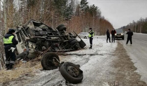 На Урале водитель фругона с молоком уснул за рулем и стал виновником смертельного ДТП