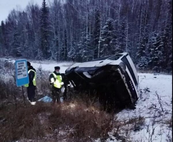 Один человек погиб и восемь пострадали в ДТП с пассажирским автобусом на Урале